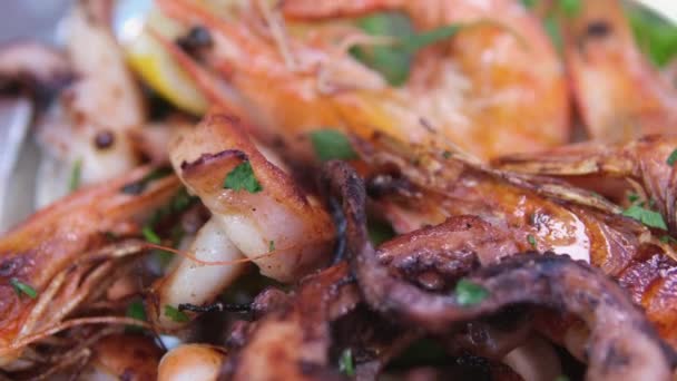 랍스터 오징어 껍질이있는 접시에 다양한 신선한 해산물의 영상을 닫습니다 레스토랑에서 — 비디오