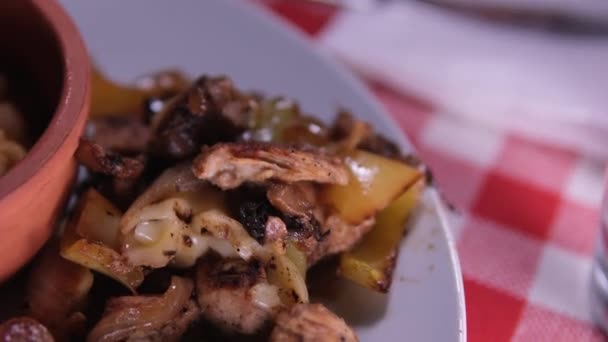 Kartoffeln Bohnen Und Fischfilet Mit Currysoße Hochwertiges Filmmaterial — Stockvideo