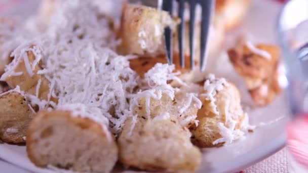 Сырный Хлеб Тертый Сыр Поверх Мягкого Белого Буханки Македонская Традиционная — стоковое видео