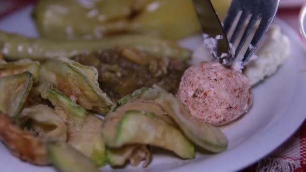 マケドニアのレストランでの夕食 グリル野菜は ナイフとフォークフェタチーズでミートボールカットを切った グリルしたズッキーニ グリルペッパー — ストック動画