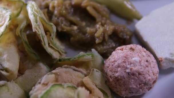 Een Restaurant Macedonië Wordt Eten Geserveerd Een Rood Vierkant Tafelkleed — Stockvideo
