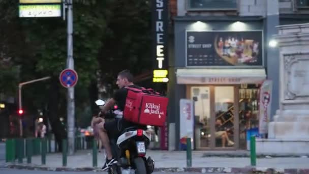 Matleverans Man Makedonien Skopje Stad Kvällen Central Street Huvudstad Makedonien — Stockvideo