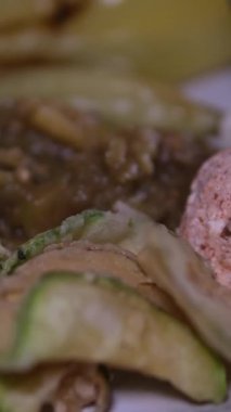 Makedonya restoranında akşam yemeği ızgara sebzeler bıçaklı köfte pirzolası ve beyaz tabakta çatal peynirli Feta peyniri. Izgara kabak, ızgara biber.