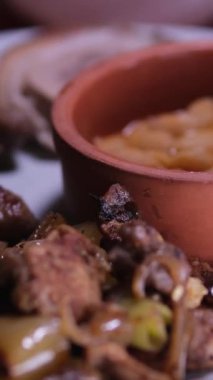 Makedonya 'da yiyecek sulu lula kebap patatesleri