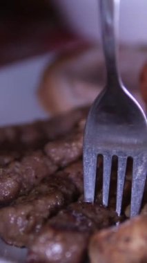 Lula kebabı baharatlı kuzu kıymalı geleneksel pirzoladır, bir tükürüğe yerleştirilir ve mangal kömürü üzerine ızgara yapılır. Acı sosa batır eti.