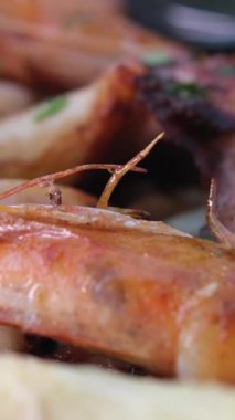 Haşlanmış karides. Beyaz tabakta karides şiş kaplan karidesleri sarımsaklı karidesle kızartılmış karides kokteyl sosu. Buzlu pembe donmuş karides, daire şeklinde dönüyor. Bir tabak deniz mahsulü karışımı yakın plan.