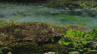 Mavi Göz 'ün 50 metre derinliği veya Arnavutluk' un güneyindeki dağlarda görülen doğal bir fenomen olan Surri i Kalter. Yüksek kalite 4k görüntü