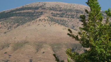 Mavi Göz 'ün 50 metre derinliği veya Arnavutluk' un güneyindeki dağlarda görülen doğal bir fenomen olan Surri i Kalter. Yüksek kalite 4k görüntü