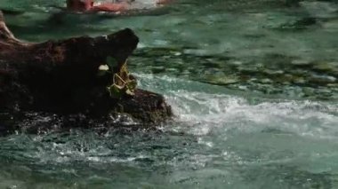 Mavi Göz 'ün 50 metre derinliği veya Arnavutluk' un güneyindeki dağlarda görülen doğal bir fenomen olan Surri i Kalter. Yüksek kalite 4k görüntü