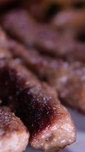 烤卢拉烤面包 烤烤肉 土豆片 热铸铁烤 靠近点高质量的4K镜头 — 图库视频影像
