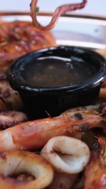 Gadis Senang Makan Makanan Laut Restoran Octopus Piece Kecap Lezat — Stok Video