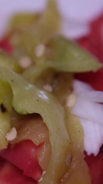 Portie Salade Met Tomaat Peper Gemengd Met Een Vork Een — Stockvideo