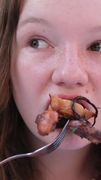 Uma Rapariga Come Frutos Mar Num Restaurante Apetite Das Mulheres — Vídeo de Stock
