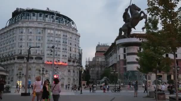 Skopje Stad Kvällen Central Street Huvudstad Makedonien Människor Taxi Bilar — Stockvideo