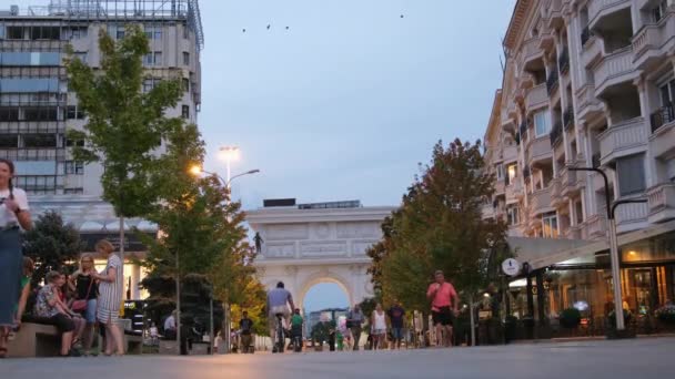 Skopje Stad Avond Centrale Straat Hoofdstad Van Macedonië Mensen Taxi — Stockvideo