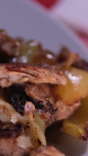 Kartoffeln Bohnen Und Fischfilet Mit Currysoße Hochwertiges Filmmaterial — Stockvideo