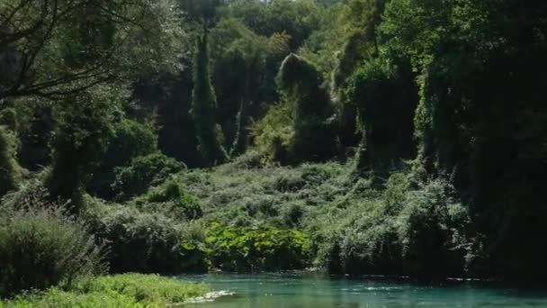 アルバニア南部の山々の自然現象であるブルーアイまたはシリイイカルターの深さ50メートル 高品質の4K映像 — ストック動画