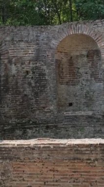 Arnavutluk 'un Butrint Ulusal Parkı' ndaki Büyük Bazilika kalıntıları. Butrint Life 'daki Triconch Sarayı tarihi ortaçağ Venedik Kulesi' nin sarayındaki tarihi bir Roma evinin ölümü. Düğme izi