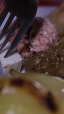 Tabakta, bir Arnavut Makedon Türk restoranında yemek için bıçak ve çatalla kesilmiş ızgara sebze ve Feta peyniri var.