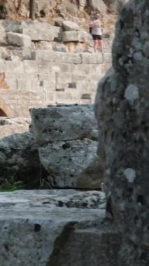 Arnavutluk 'un Butrint Ulusal Parkı' ndaki Büyük Bazilika kalıntıları. Butrint Life 'daki Triconch Sarayı tarihi ortaçağ Venedik Kulesi' nin sarayındaki tarihi bir Roma evinin ölümü. Düğme izi