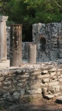 Arnavutluk 'un Butrint Ulusal Parkı' ndaki Büyük Bazilika kalıntıları. Butrint Life 'daki Triconch Sarayı tarihi ortaçağ Venedik Kulesi' nin sarayındaki tarihi bir Roma evinin ölümü. Düğme izi