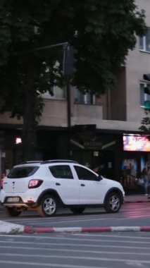 Üsküp kenti, Makedonya 'nın merkez caddesinin başkenti. İnsanlar, büyük kentin Büyük İskender Anıtı' nda gerçek hayat taksisini kullanıyor. 03.25.2024.