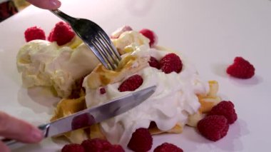22 Aralık 2023 'te Yanna Kafeteryası' nda çilekli taze waffle, Tayland mezarı. Kremalı ve ahududulu waffle.