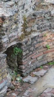 Arnavutluk 'un Butrint Ulusal Parkı' ndaki Büyük Bazilika kalıntıları. Butrint Life 'daki Triconch Sarayı tarihi ortaçağ Venedik Kulesi' nin sarayındaki tarihi bir Roma evinin ölümü. Düğme izi