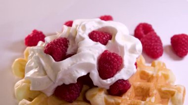Kahvaltıda kremalı ve çilekli Belçika waffle 'ı. Yüksek kalite 4K görüntü. Yüksek kalite 4k görüntü