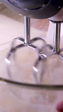 Viyana Belçika waffleları kıvrılmış. Elektrikli waffle ızgarasında pişirme işlemi. Yemek pişirmek. Yüksek kalite 4k görüntü