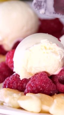 Görkemli Lezzetler: Waffle üzerine akçaağaç şurubu ve 4K 'da taze çilek - Yiyecekler için cezbedici bir görsel ikram. Yüksek kalite 4k görüntü