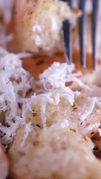 Sýrový Chléb Strouhaný Měkkém Bílém Bochníku Makedonské Tradiční Jídlo Jezte — Stock video