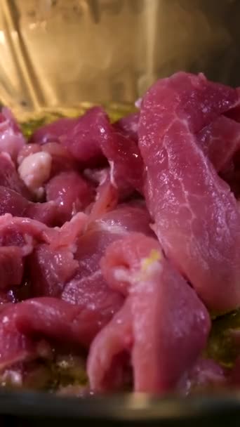 Chef Añade Ajo Especias Carne Freír Una Sartén Grande Paella — Vídeos de Stock