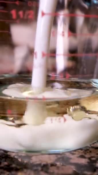 Χτυπάμε Κρόκους Αυγών Μίξερ Σεφ Ετοιμάζει Ζύμη Μπισκότων Στην Κουζίνα — Αρχείο Βίντεο