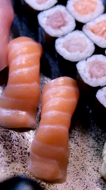 Zalm Sushi Broodjes Schotel Hoge Kwaliteit Beeldmateriaal — Stockvideo