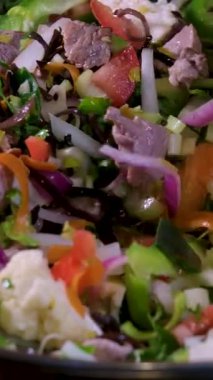 Dak Galbi olarak bilinen büyük sıcak tavada Kore baharatlı sebze, tavuk ve Kore baharatlı Gochujang sosu. Yüksek kalite 4k görüntü