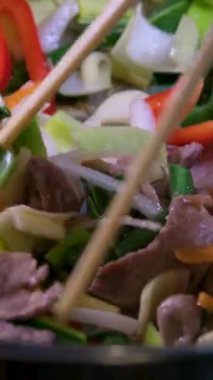 Kazanda ateşte et kızartıyorlar. Yüksek kalite 4k görüntü