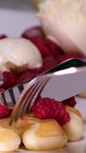 Μικρή Τάρτα Φράουλες Και Κρέμα Γάλακτος Λευκό Πιάτο Στο Cafe — Αρχείο Βίντεο