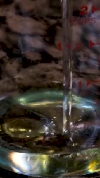 Super Slow Motion Shot Pouring Oil Liquid Wysokiej Jakości Materiał — Wideo stockowe