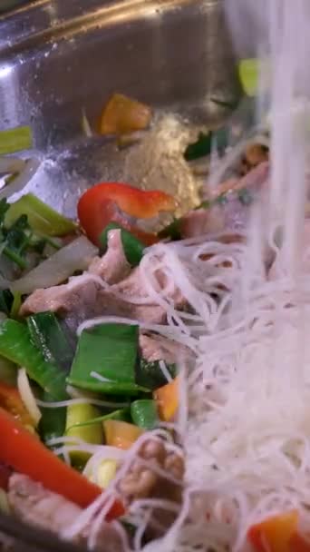 Frango Com Verduras Molho Teriyaki Mistura Uma Panela Ato Fritar — Vídeo de Stock