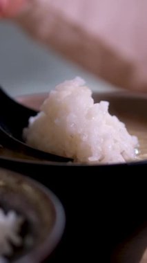 Kore 'nin ünlü dondurma çorbasını nasıl içeceğini. Yüksek kalite 4k görüntü