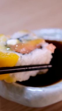 Kızarmış pirzola, taze marul, ince bir dilim peynir, soğan ve patates kızartması ve cam bardaktaki sosun yanına konulmuş panoramik hamburger. Adım adım hamburger pişiriyorum.