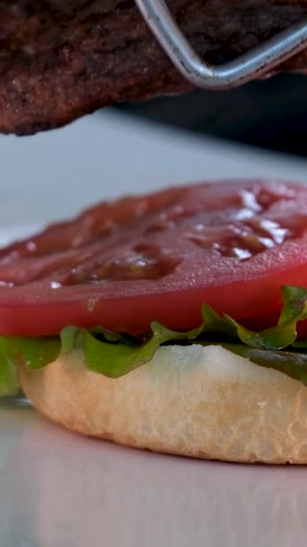 Панорамний Знімок Вареного Гамбургера Соковитою Смаженою Котлетиною Свіжим Салатом Тонким — стокове відео