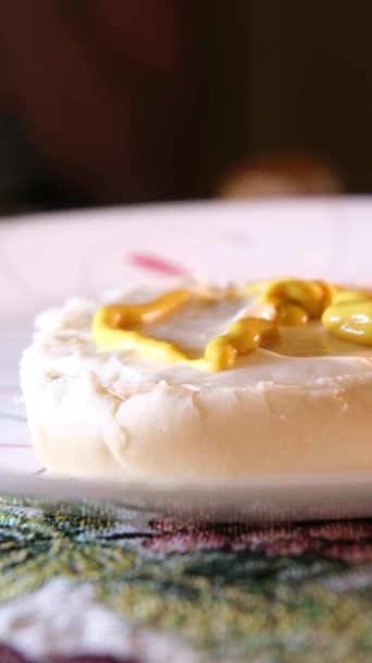Kızarmış Pirzola Taze Marul Ince Bir Dilim Peynir Soğan Patates — Stok video