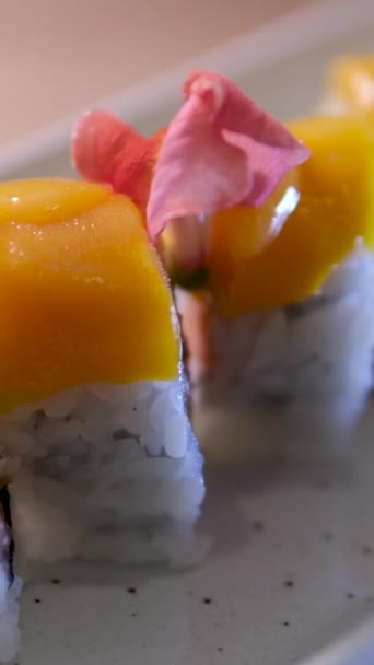 Tiro Frontal Chef Japonés Prepara Plato Sushi Sashimi Con Pescado — Vídeo de stock