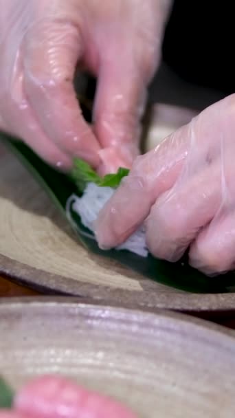 Ein Japanischer Koch Bereitet Einen Teller Sushi Sashimi Mit Rohem — Stockvideo
