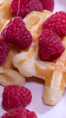 Görkemli Lezzetler: Waffle üzerine akçaağaç şurubu ve 4K 'da taze çilek - Yiyecekler için cezbedici bir görsel ikram. Yüksek kalite 4k görüntü