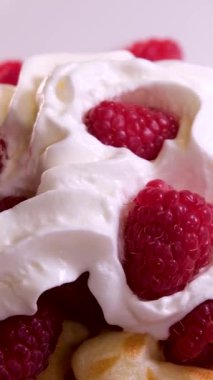 Kahvaltıda kremalı ve çilekli Belçika waffle 'ı. Yüksek kalite 4K görüntü. Yüksek kalite 4k görüntü