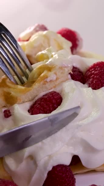Strawberry Fresh Waffles Dessert Food Yangna Cafeteria Декабря 2023 Buriram — стоковое видео