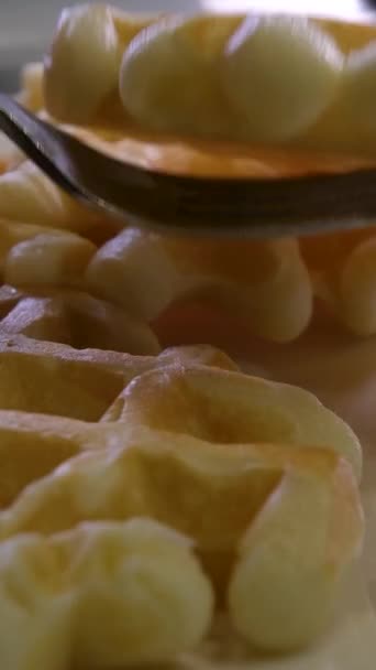Zlatohnědé Vafle Zeleném Talíři Macro Slider Close Vysoce Kvalitní Záběry — Stock video